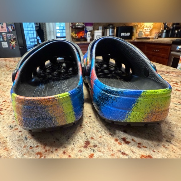Crocs Black/Rainbow Clogs With Jibbitz Women’s 12/Men’s 10 New Without Tags - Picture 9 of 13